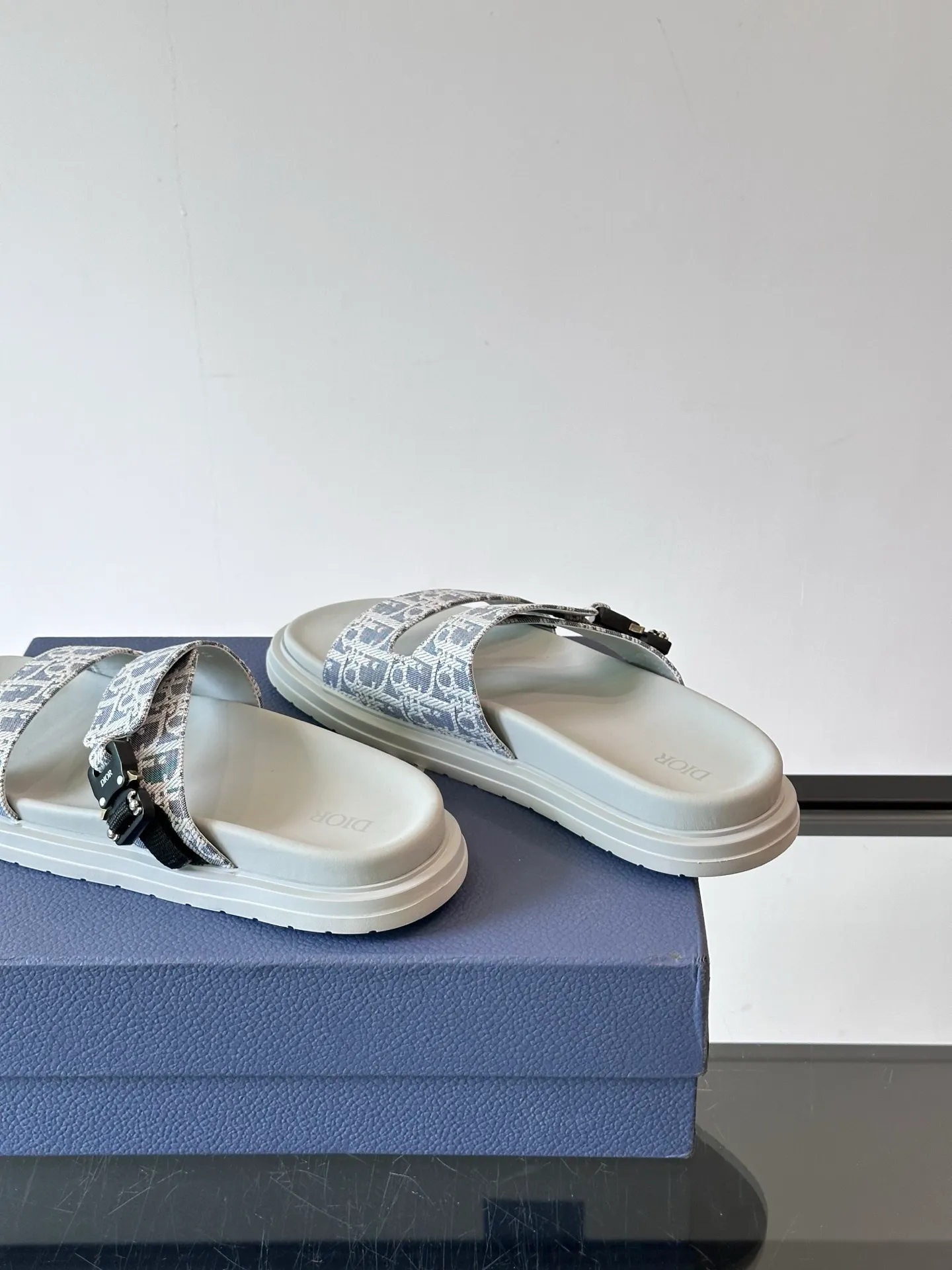 Factory price: 300💰Dior Aqua men's sandals and slippers. Showcasing Dior haute couture design. The Dior gray suede strap is accented with an aluminum Dior buckle for added style. Paired with a comfortable tonal notch sole, they pair easily with shorts or jeans for a sophisticated look. Main body: suede cow leather, technical fabric lining: cow leather, with adjustable straps, aluminum Dior buckle, Dior gray EVA insole, tonal notch rubber outsole splicing structure👌👌 size: 38-44 (45.46 customized)